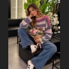 Multikolorowy sweter w paski w odcieniach fioletu z rozkloszowanymi rękawami